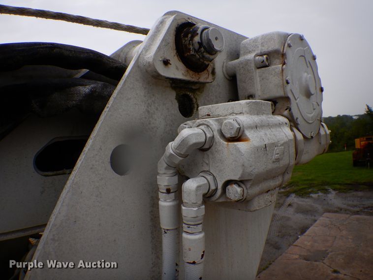 image for item HY9264 1998 International 4700  digger derrick truck