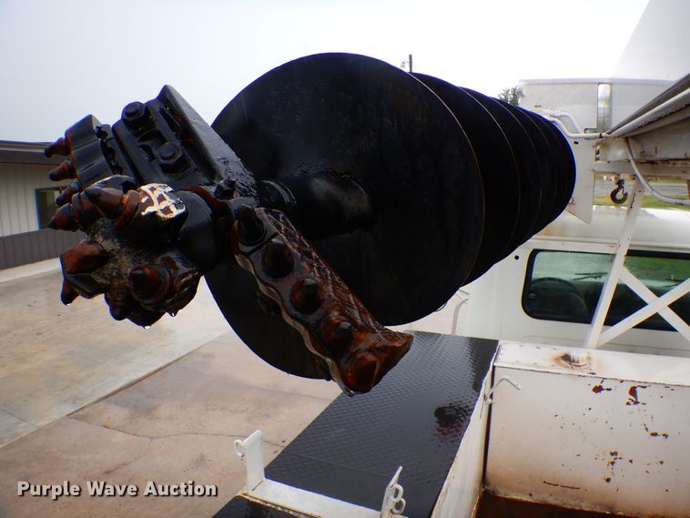 image for item HY9264 1998 International 4700  digger derrick truck