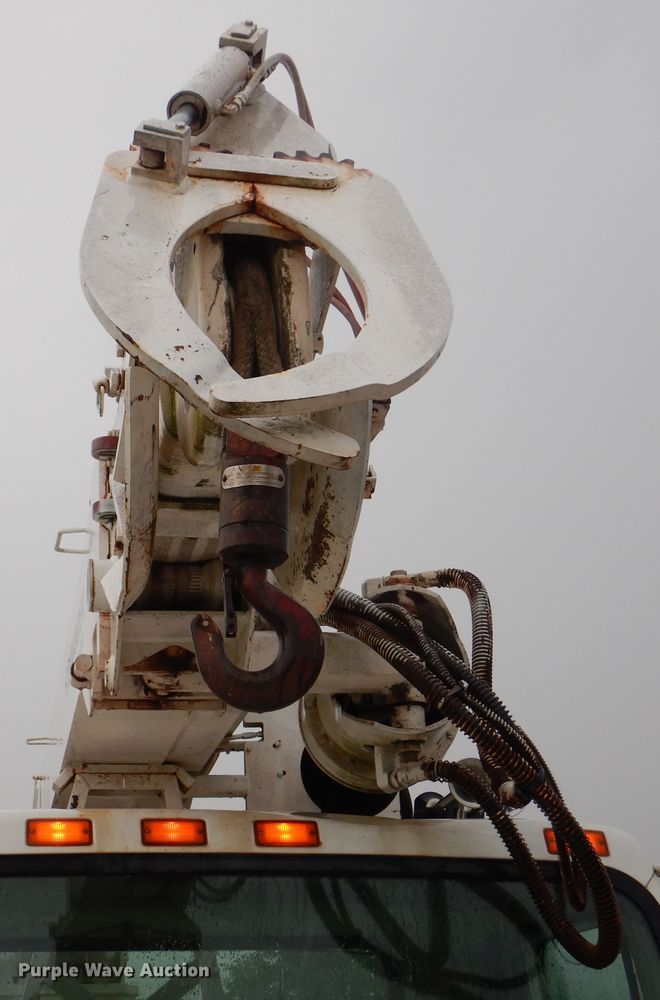 image for item HY9264 1998 International 4700  digger derrick truck