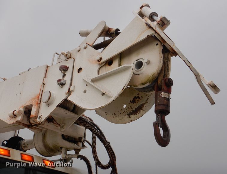 image for item HY9264 1998 International 4700  digger derrick truck