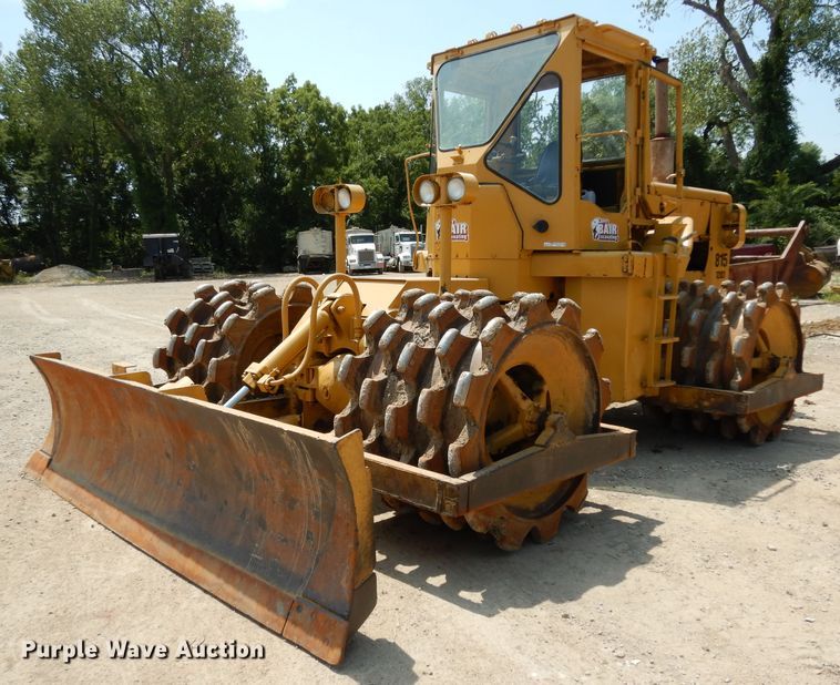 image for item HY9522 1973 Caterpillar 815  soil compactor
