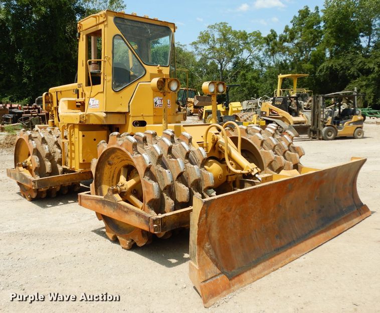 image for item HY9522 1973 Caterpillar 815  soil compactor