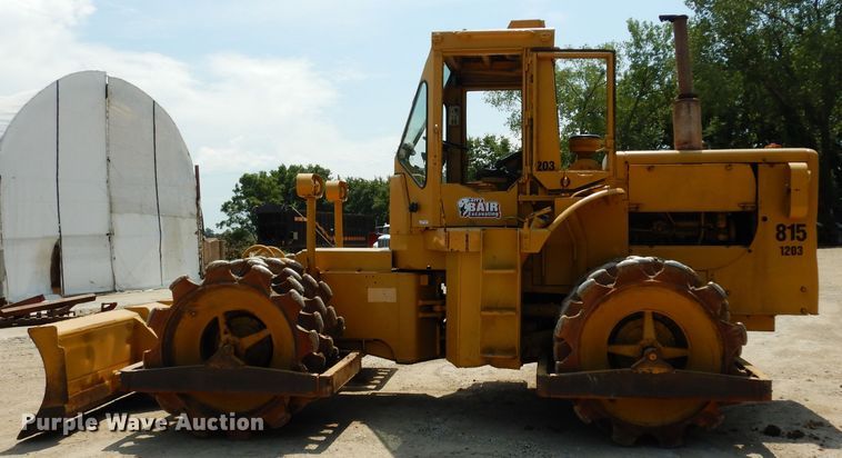 image for item HY9522 1973 Caterpillar 815  soil compactor