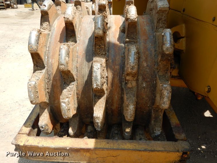 image for item HY9522 1973 Caterpillar 815  soil compactor