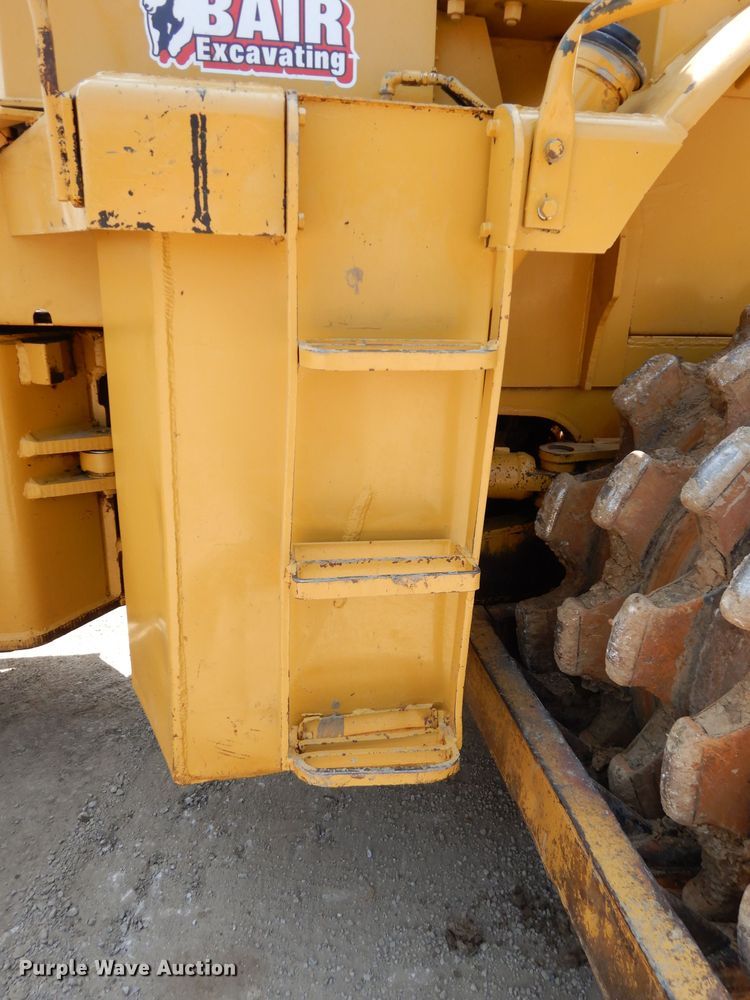image for item HY9522 1973 Caterpillar 815  soil compactor