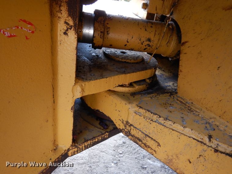 image for item HY9522 1973 Caterpillar 815  soil compactor