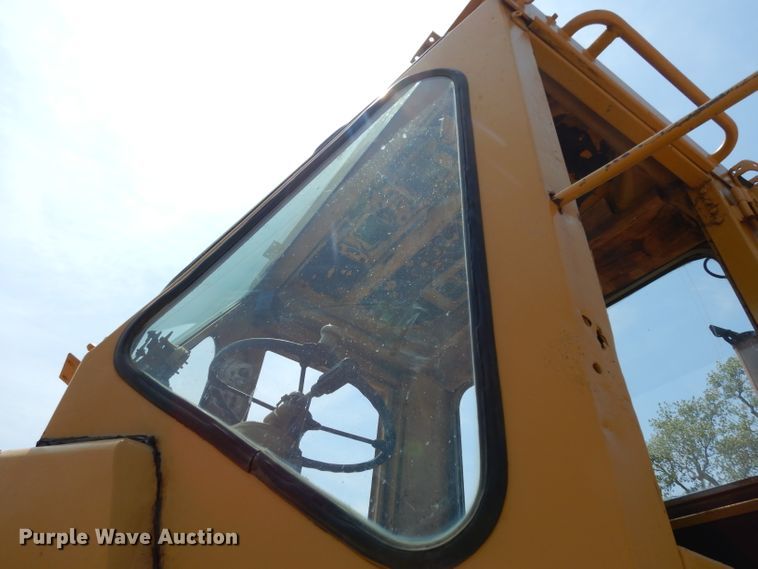 image for item HY9522 1973 Caterpillar 815  soil compactor