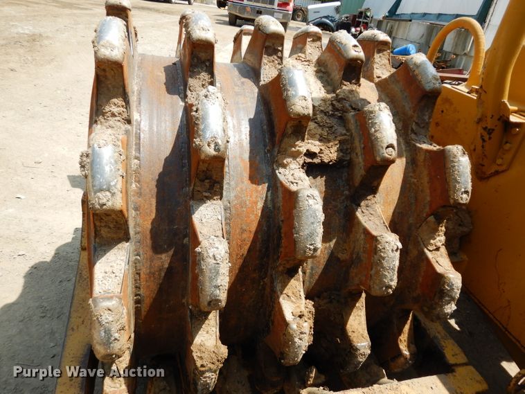 image for item HY9522 1973 Caterpillar 815  soil compactor