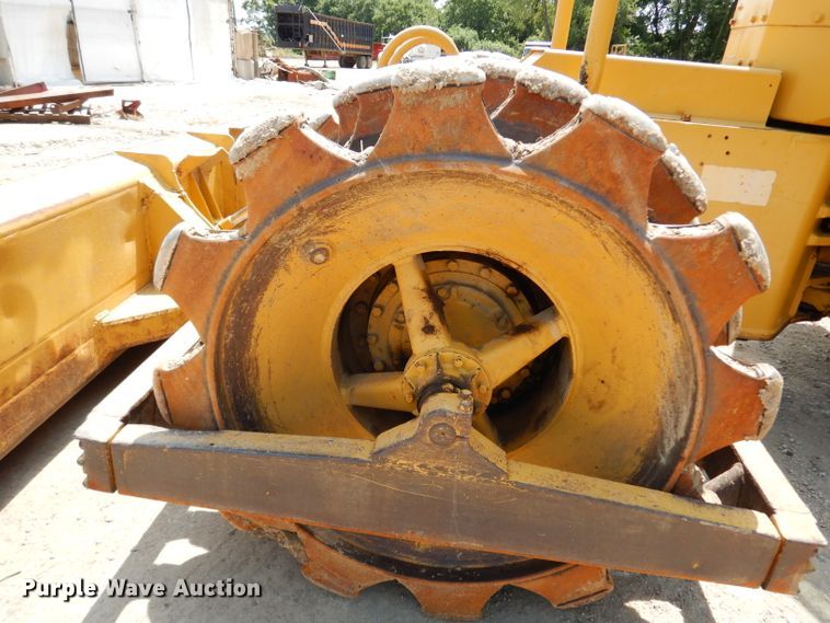 image for item HY9522 1973 Caterpillar 815  soil compactor