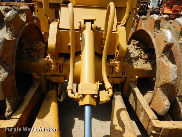 image for item HY9522 1973 Caterpillar 815  soil compactor