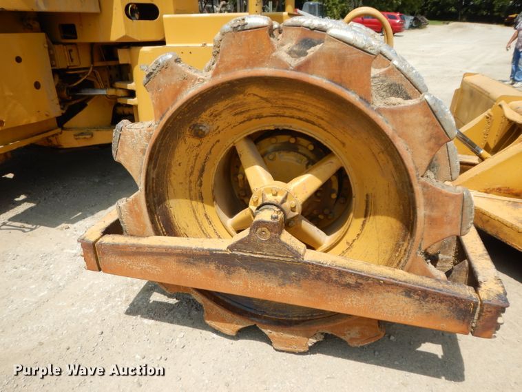 image for item HY9522 1973 Caterpillar 815  soil compactor