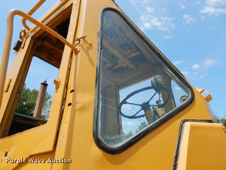 image for item HY9522 1973 Caterpillar 815  soil compactor