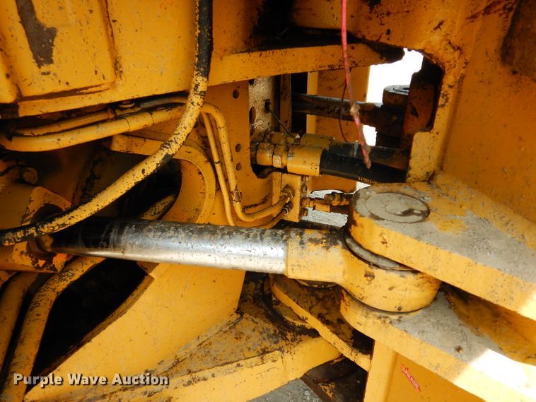 image for item HY9522 1973 Caterpillar 815  soil compactor