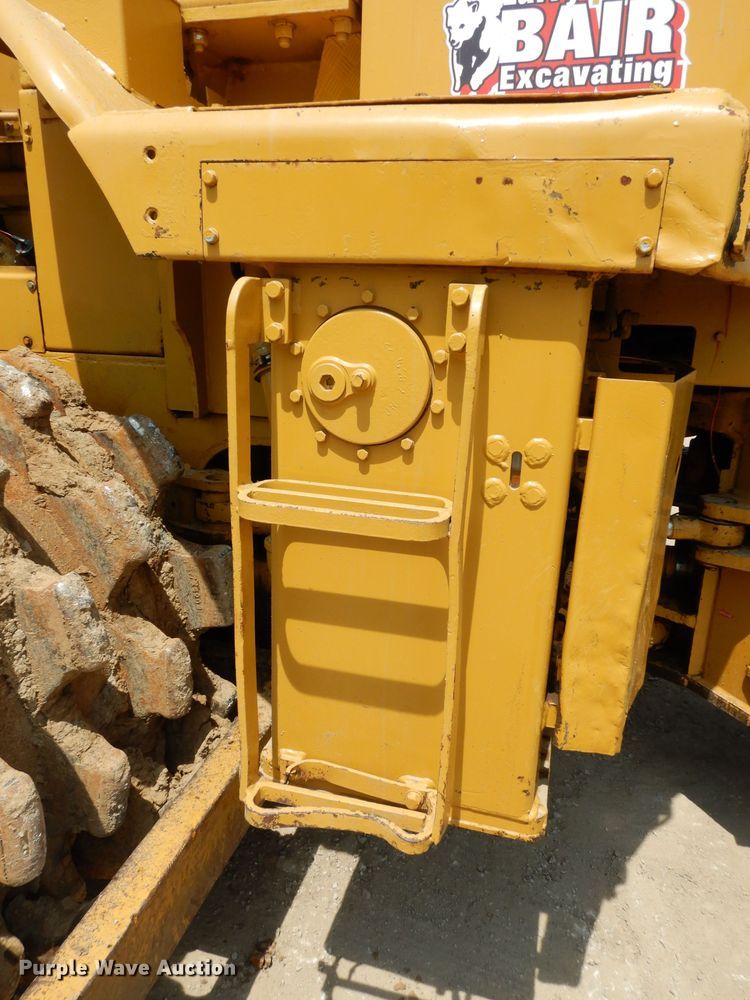 image for item HY9522 1973 Caterpillar 815  soil compactor