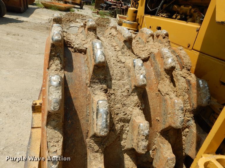 image for item HY9522 1973 Caterpillar 815  soil compactor