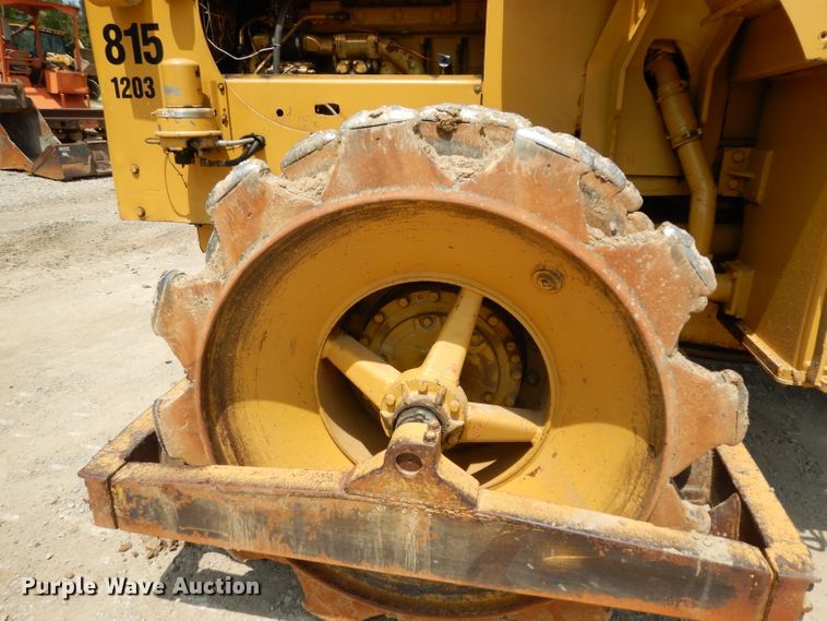 image for item HY9522 1973 Caterpillar 815  soil compactor