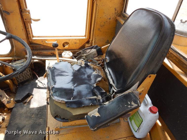 image for item HY9522 1973 Caterpillar 815  soil compactor