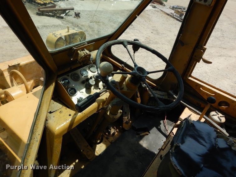 image for item HY9522 1973 Caterpillar 815  soil compactor