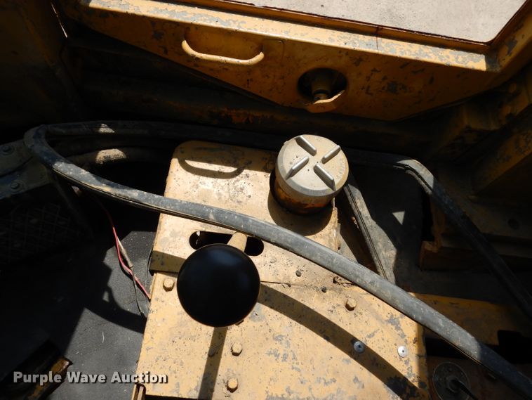 image for item HY9522 1973 Caterpillar 815  soil compactor