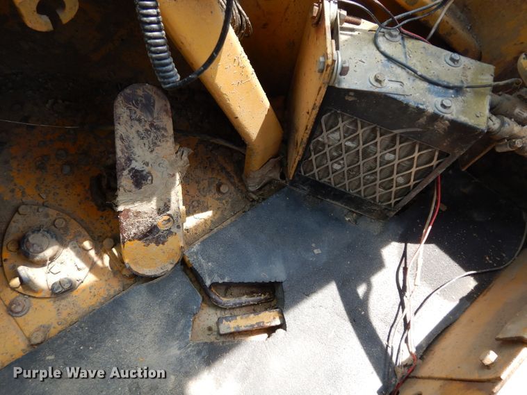 image for item HY9522 1973 Caterpillar 815  soil compactor