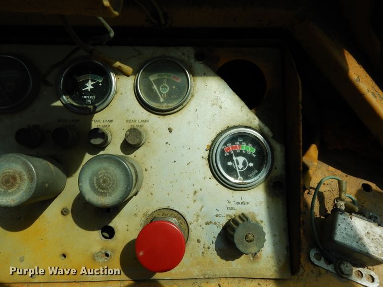 image for item HY9522 1973 Caterpillar 815  soil compactor