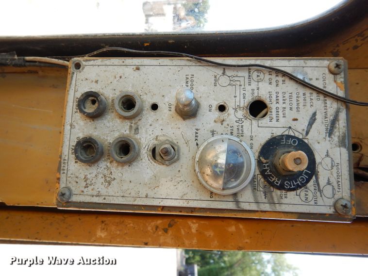 image for item HY9522 1973 Caterpillar 815  soil compactor