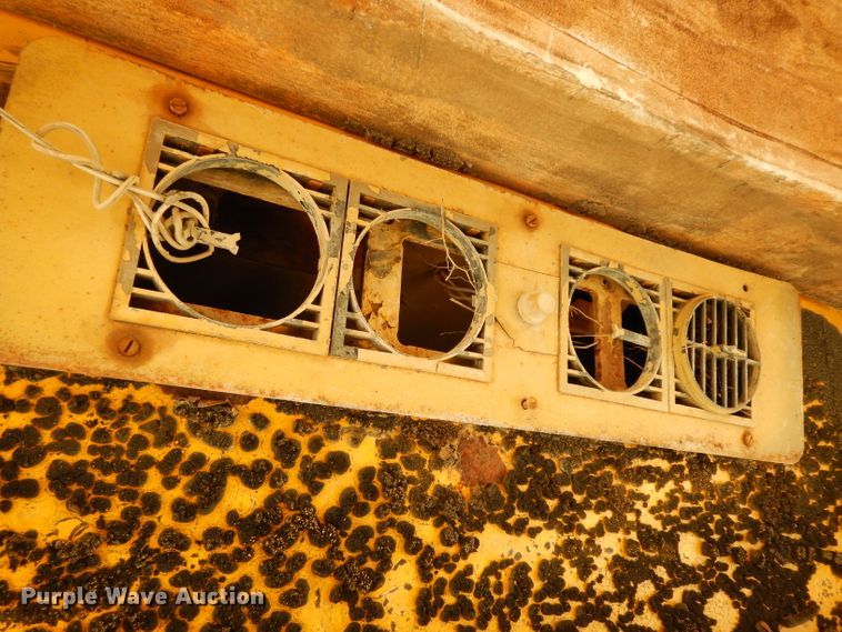 image for item HY9522 1973 Caterpillar 815  soil compactor