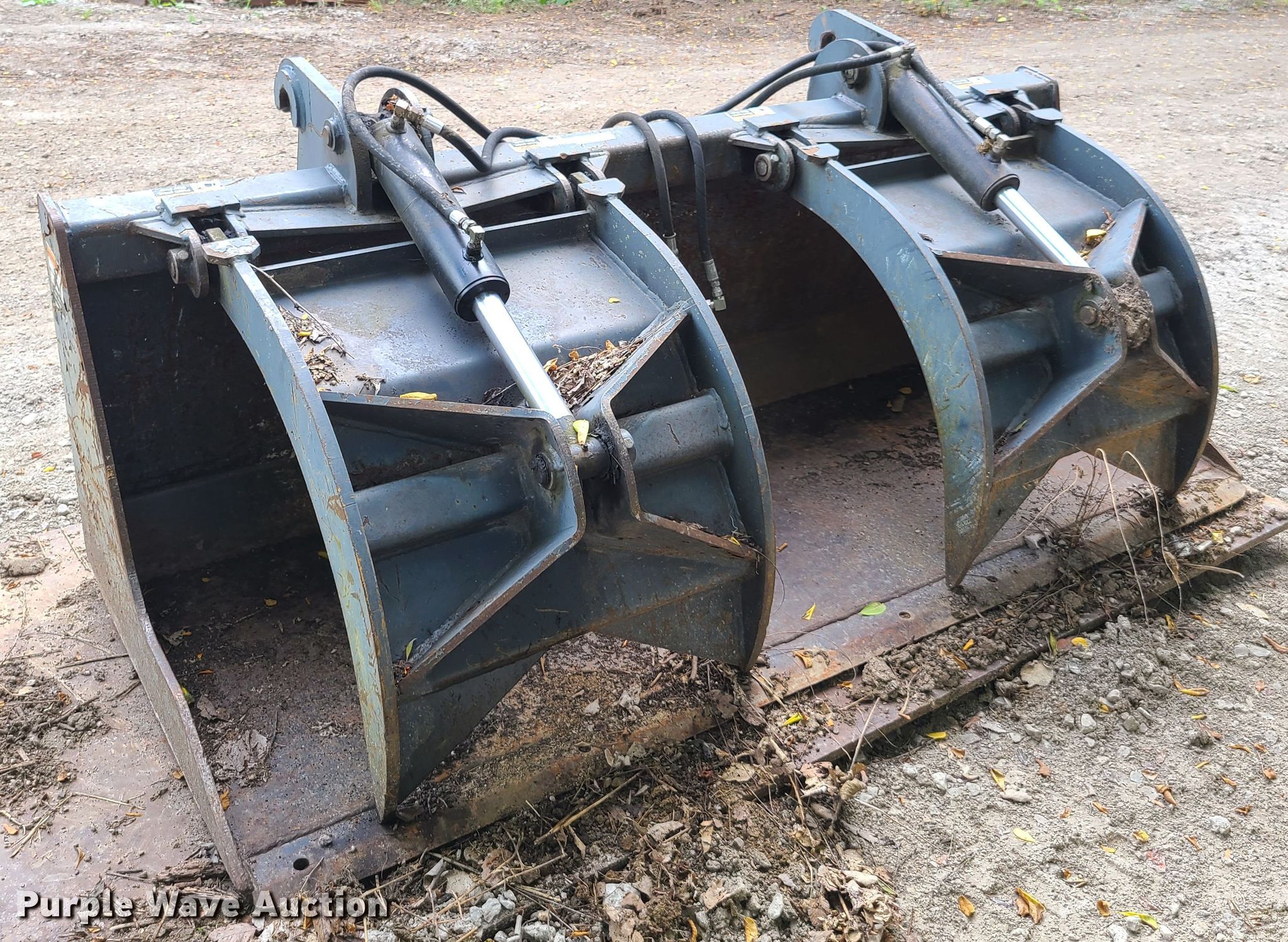 Case 580 86"W grapple bucket in Kansas City, MO Item EZ9143 sold Purple Wave