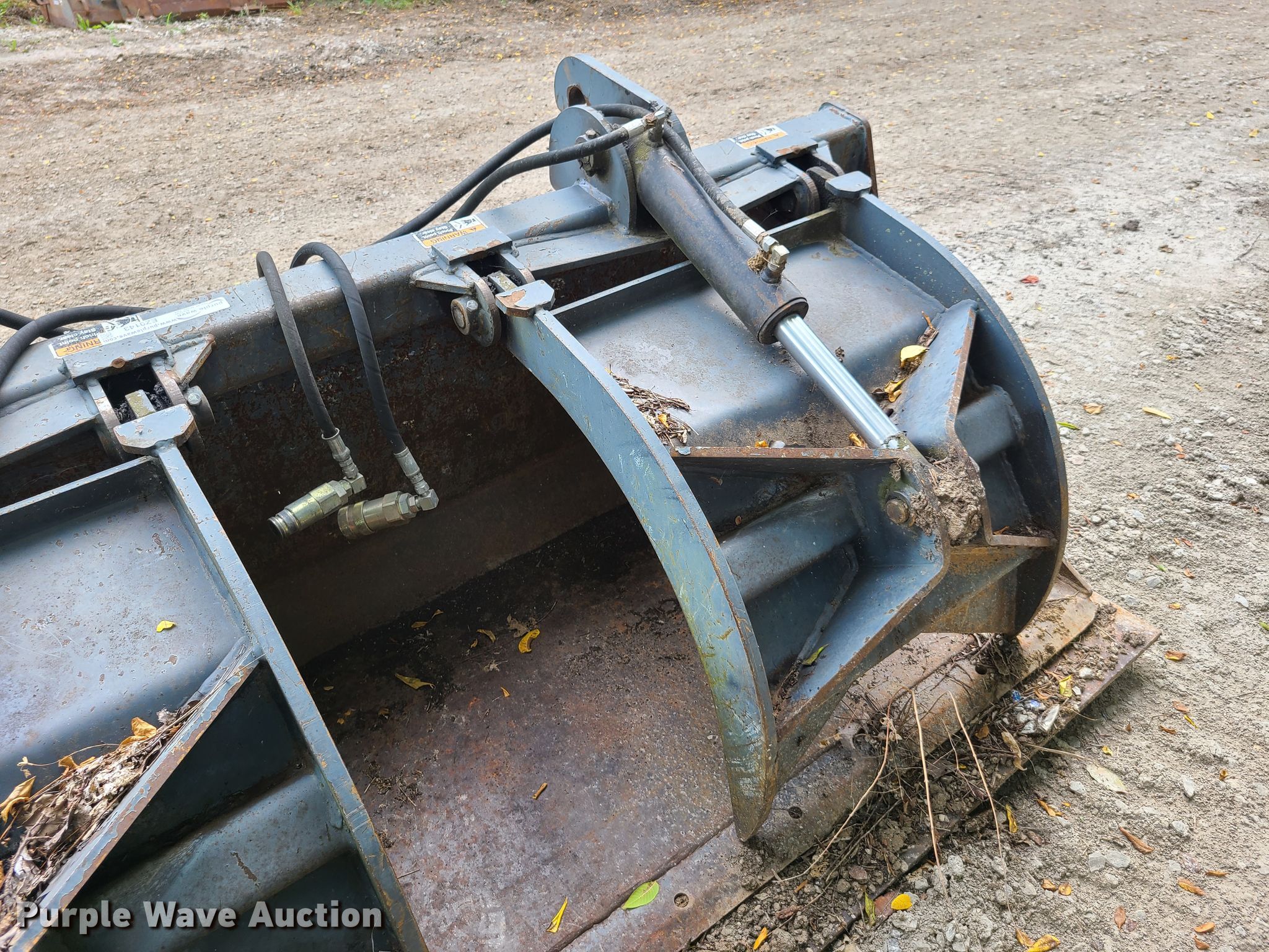 Case 580 86"W grapple bucket in Kansas City, MO Item EZ9143 sold Purple Wave