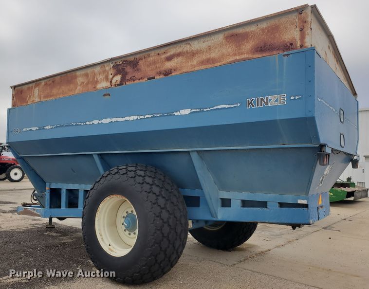 image for item DE4487 Kinze 840 grain cart