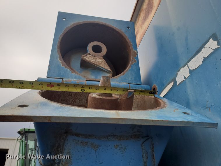 image for item DE4487 Kinze 840 grain cart