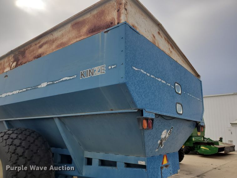 image for item DE4487 Kinze 840 grain cart