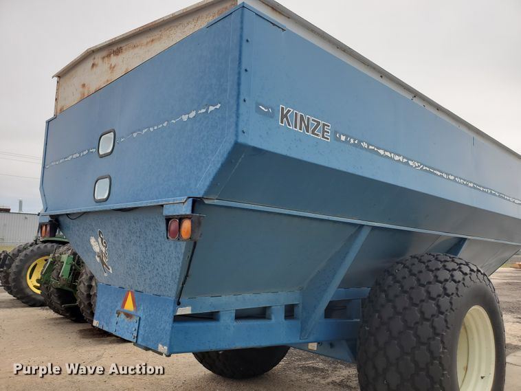 image for item DE4487 Kinze 840 grain cart