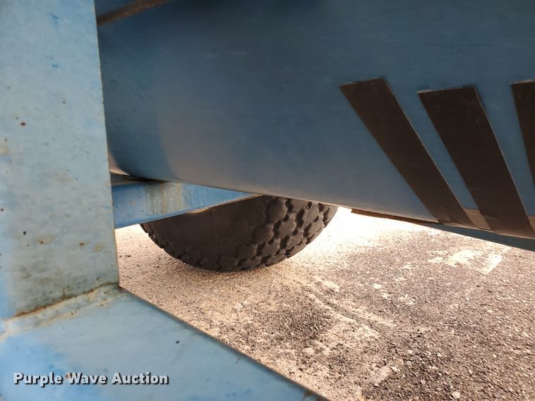 image for item DE4487 Kinze 840 grain cart