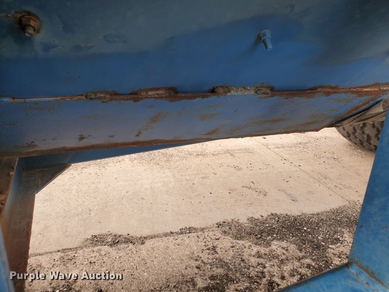 image for item DE4487 Kinze 840 grain cart