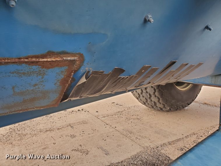 image for item DE4487 Kinze 840 grain cart