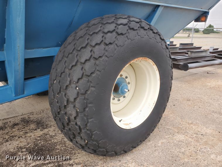 image for item DE4487 Kinze 840 grain cart