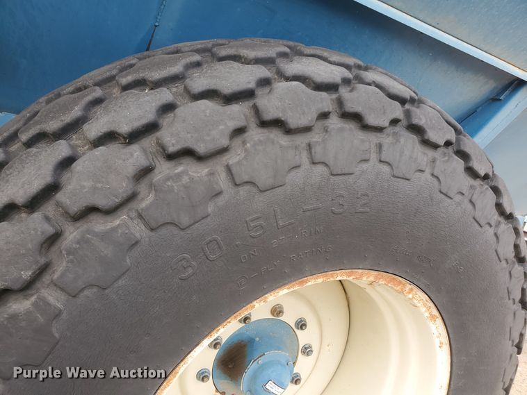 image for item DE4487 Kinze 840 grain cart