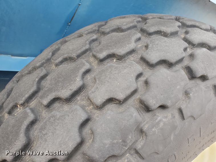 image for item DE4487 Kinze 840 grain cart