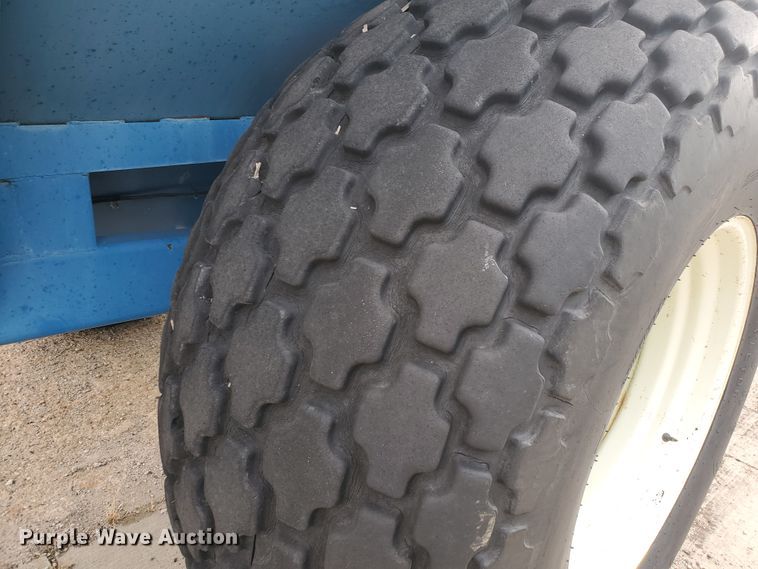 image for item DE4487 Kinze 840 grain cart