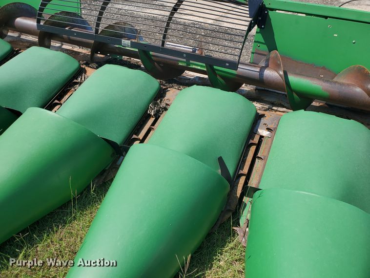 image for item DE4494 1999 John Deere 893 corn head