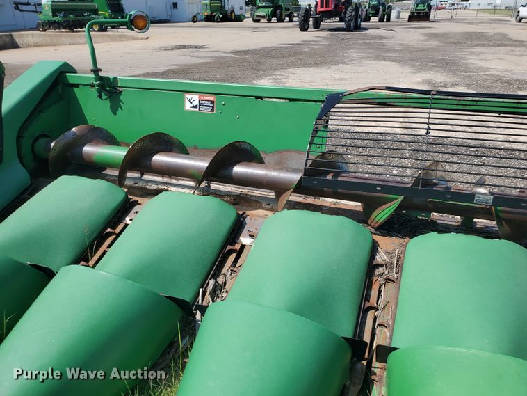 image for item DE4494 1999 John Deere 893 corn head
