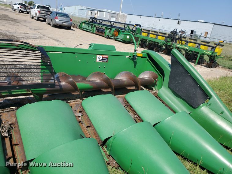 image for item DE4494 1999 John Deere 893 corn head