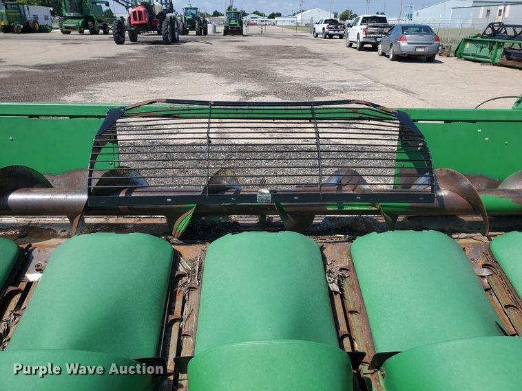 image for item DE4494 1999 John Deere 893 corn head