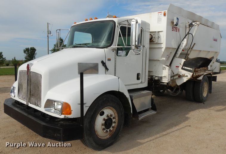 image for item DF5293 2007 Kenworth T300  feed mixer truck