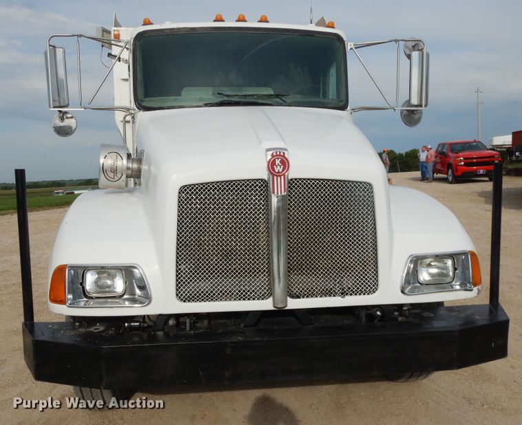 image for item DF5293 2007 Kenworth T300  feed mixer truck