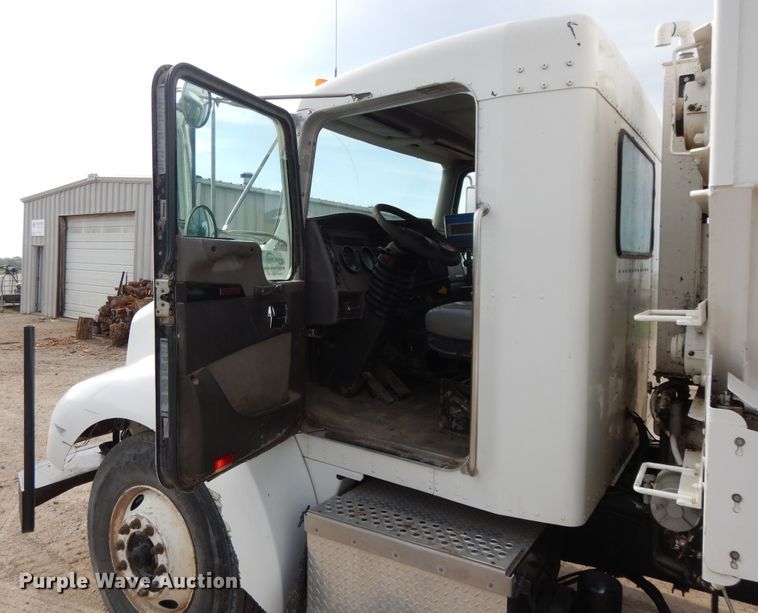 image for item DF5293 2007 Kenworth T300  feed mixer truck