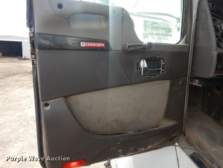 image for item DF5293 2007 Kenworth T300  feed mixer truck