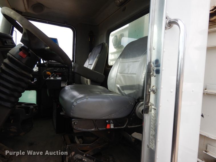 image for item DF5293 2007 Kenworth T300  feed mixer truck