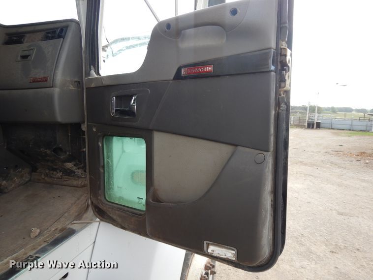 image for item DF5293 2007 Kenworth T300  feed mixer truck